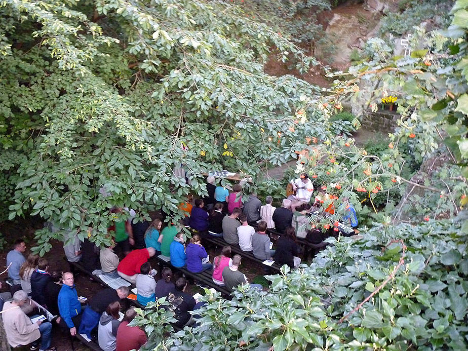 Wallfahrer aus Meschede besuchten die Fatima Grotte (Foto: Karl-Franz Thiede)